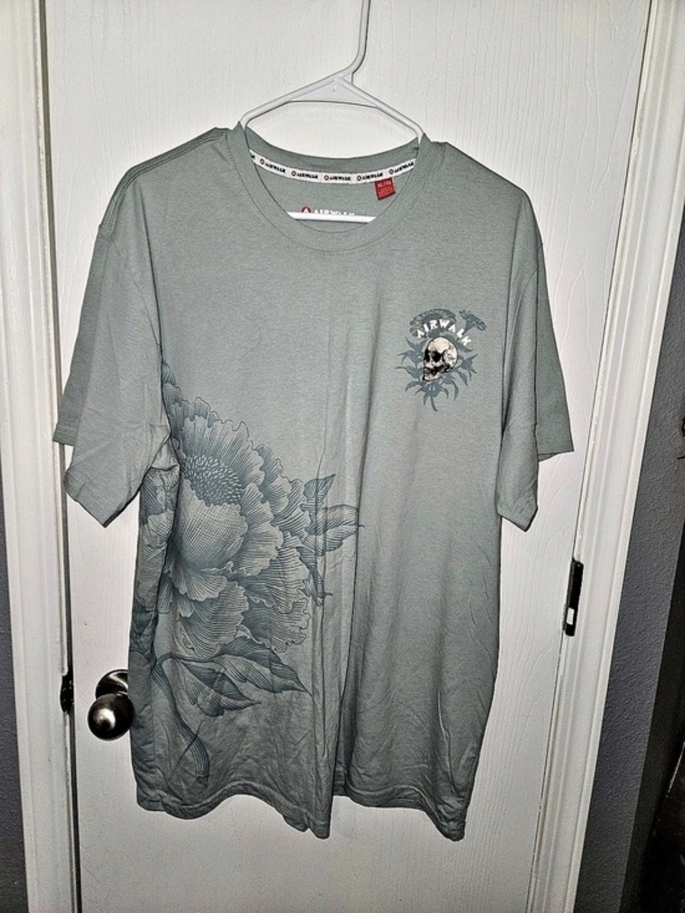 Airwalk Graphic Short Sleeve Tee XL Like New